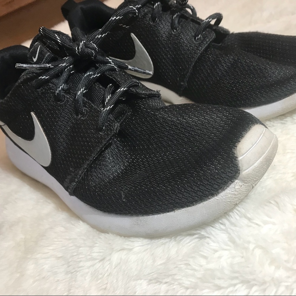 👟NIKE ROSHE RUN BLACK AND WHITE RUNNING SHOE👟